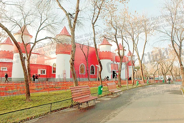 Toboganele gonflabile  au fost atracţia imensului  loc de joacă, iar copiii au  făcut zeci de curse pe ele (Fotografii: Roberto Sălceanu)