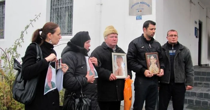 Familiile îndioliate au protestat ţinând în mâini tablourile celor decedaţi în spitalele din Craiova. Foto: G.P. 