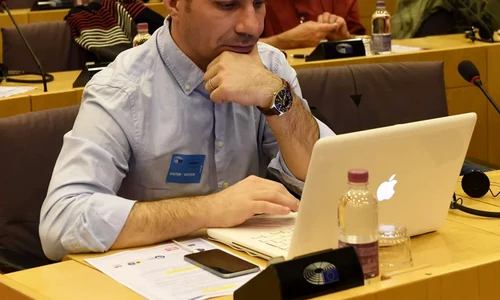 „Niciodată n am fost în stare să rămîn cînd mi s a impus ceva“ – interviu cu jurnalistul Cătălin PRISACARIU jpeg