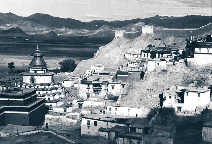 Gyantse et son chorten jpg jpeg