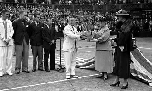 Prințesa Helena Victoria of Schleswig Holstein alias Thora și sora ei,Prințesa Marie Louise, la Cupa Davis în 1937   profimedia 0593678918 jpg