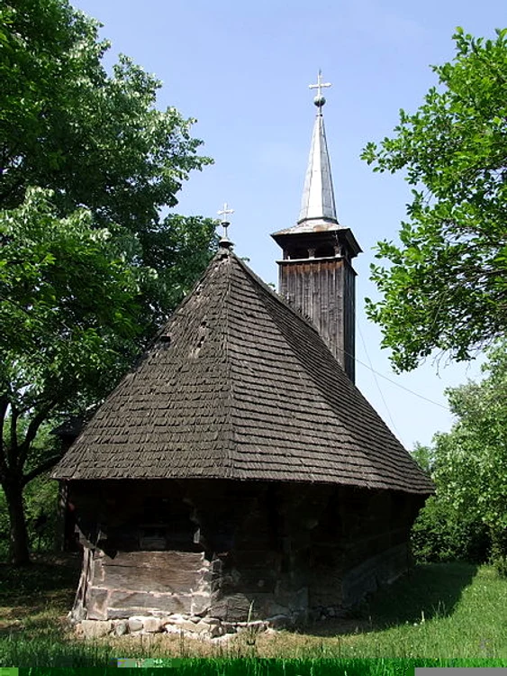 Prin acoperişul distrus al bisericii din Gheghie, apa ajunge în interioriul monumentului