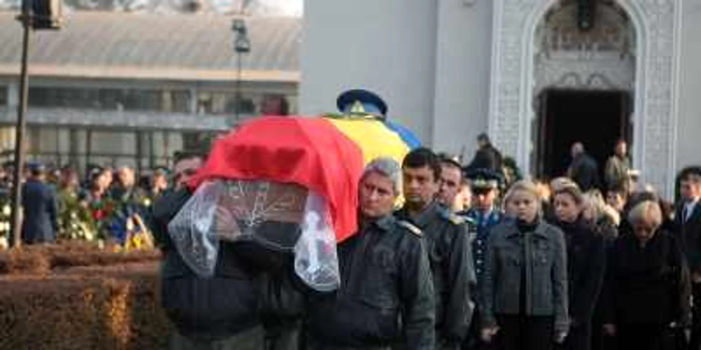 Pilotul-erou a fost condus pe ultimul drum de colegii care i-au fost alături în zecile de misiuni la care a participat. FOTO: T.C.