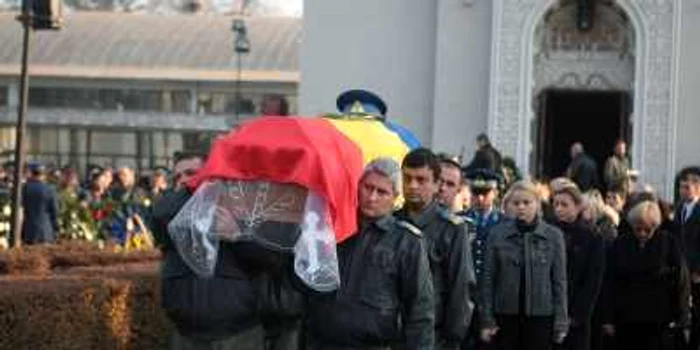 Pilotul-erou a fost condus pe ultimul drum de colegii care i-au fost alături în zecile de misiuni la care a participat. FOTO: T.C.