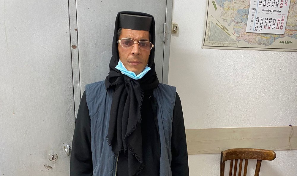 Bobi de la Moinești, bărbatul deghizat în măicuță, a fost reținut de polițiști. „Dacă nu aș avea hainele acestea, nu aș putea trăi”