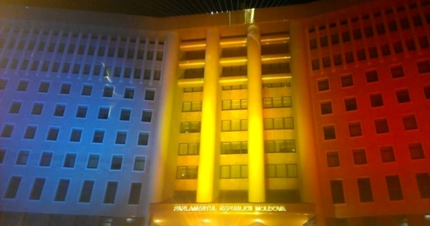 Pe măsură ce Chişinăul se scufundă tot mai adânc în criza politică şi economică, tot mai mulţi cetăţeni îşi pun întrebări asupra rostului existenţei statului de la est de Prut, conform ultimelor sondaje şi atitudinii generale din societate. FOTO: diez.md.