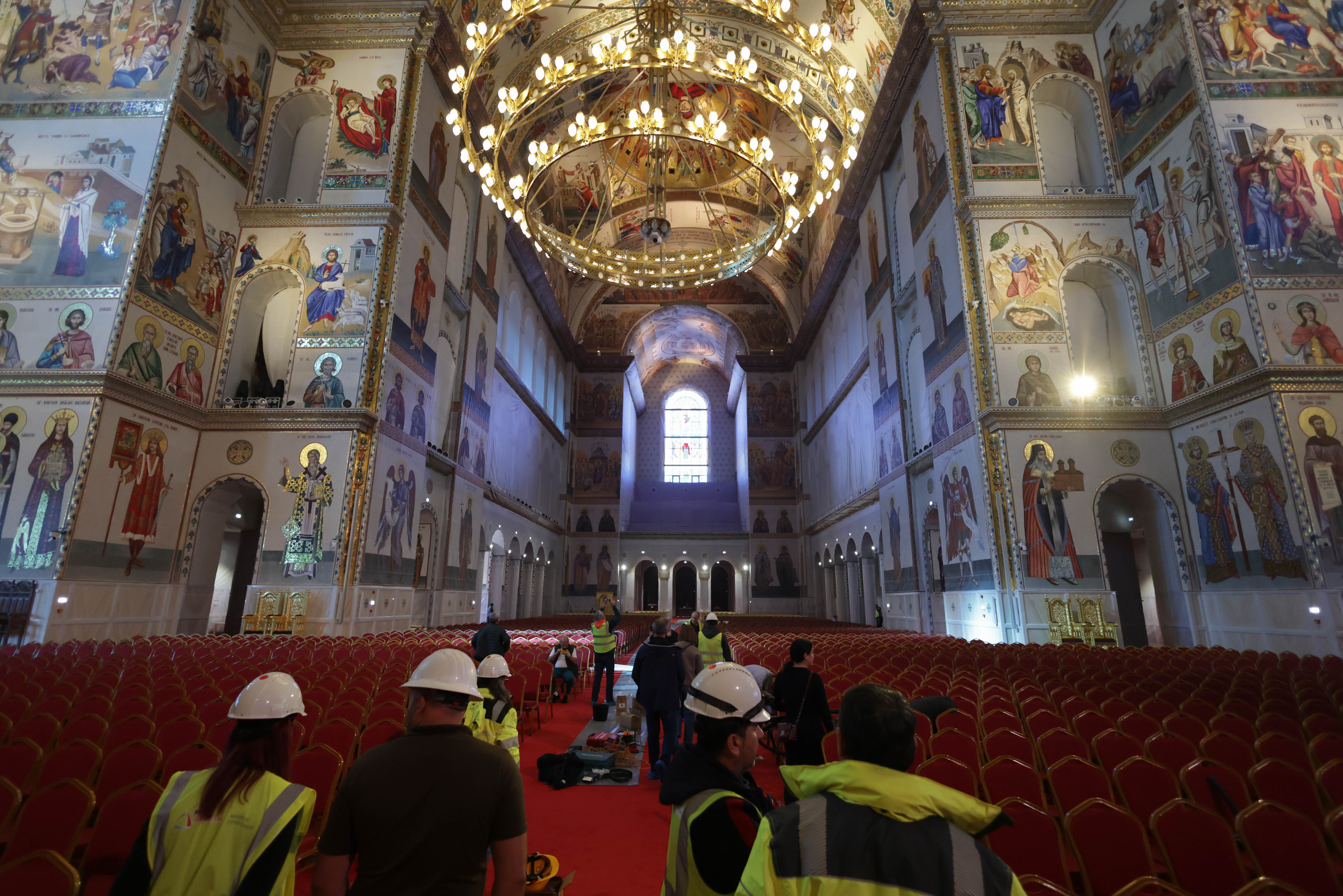 Câțiva muncitori făceau ultimele pregătiri.  Foto Inquam Photos George Calin