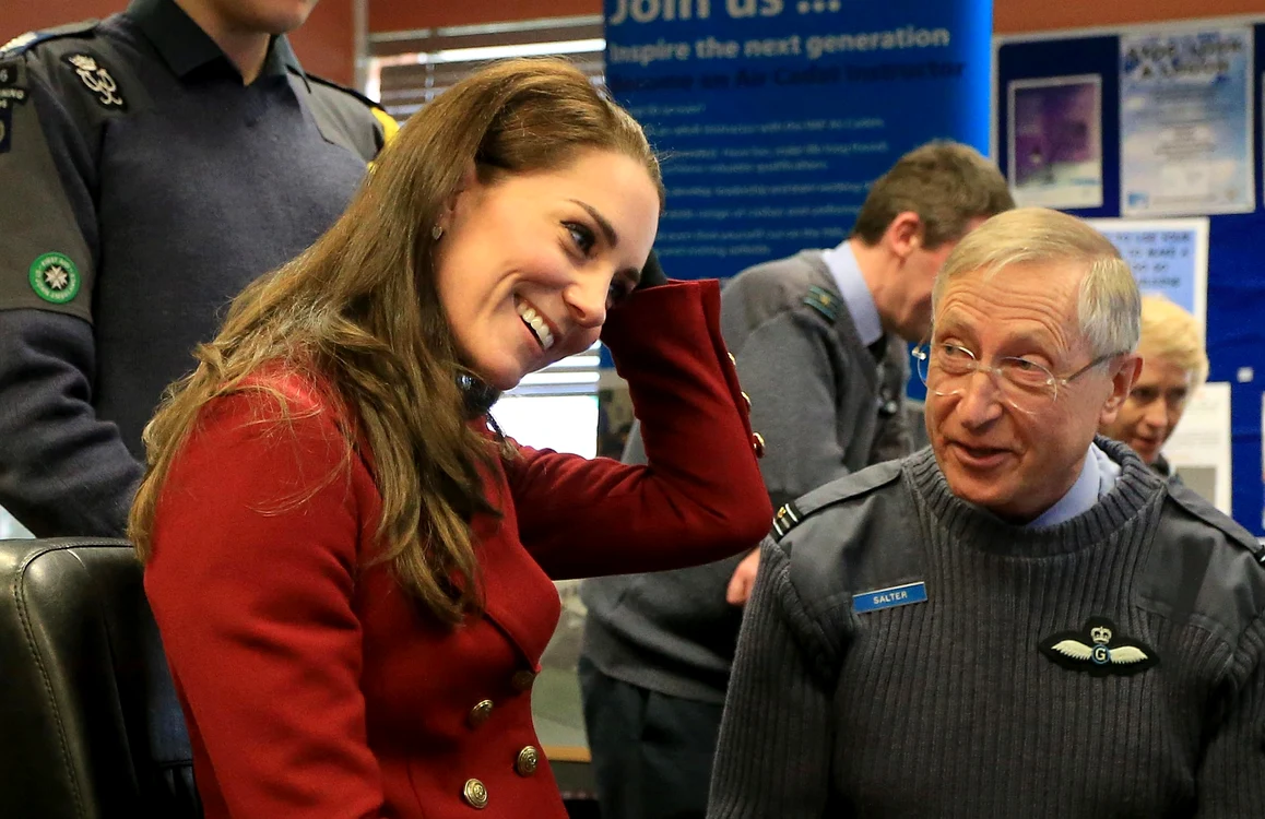 
    Kate Middleton a discutat cu personalul de la baza aeriană de la Witteringfoto: Guliver/Getty Images  