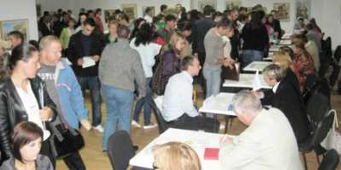 Târgurile de locuri de muncă sunt luate cu asalt de şomerii suceveni