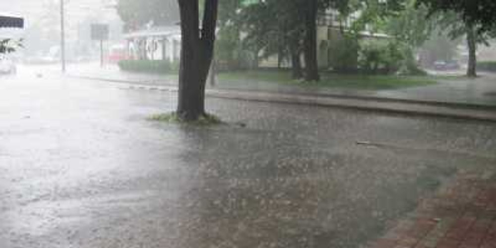 Ploi torențiale, vânt și grindină în aproape jumătate de țară. Oltul, sub Cod Portocaliu