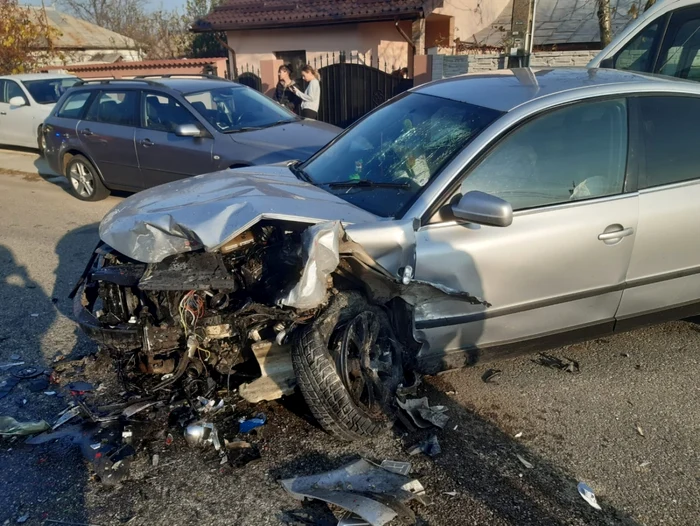 Accident pe o stradă din Drăgăşani Vâlcea - trei persoane printre care un bebeluş de cinci luni au suferit leziuni Foto Adevărul