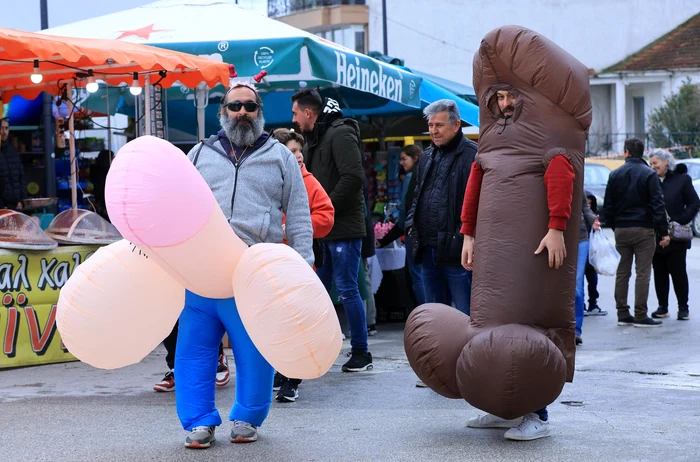 Bărbații s-au costumat în ținute falice, în timpul Festivalului Penisiului, din Grecia