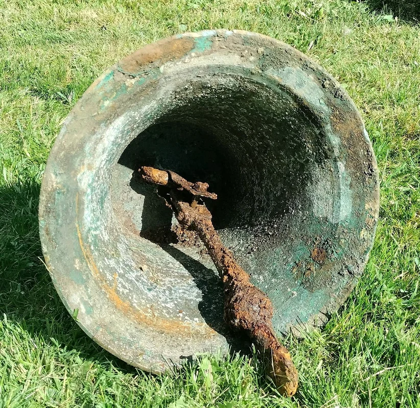 Clopot de biserică, descoperit îngropat la marginea unui drum (© Lubelski Wojewódzki Konserwator Zabytków)