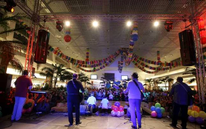 Concert de folk în mall / Foto: Caius Raţiu