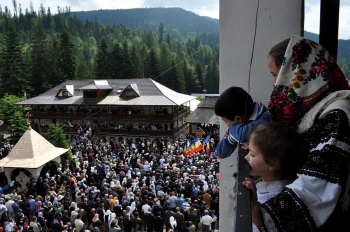 La pomenirea de un an a părintelui Iustin au venit mii de credincioşi FOTO Florin Jbanca