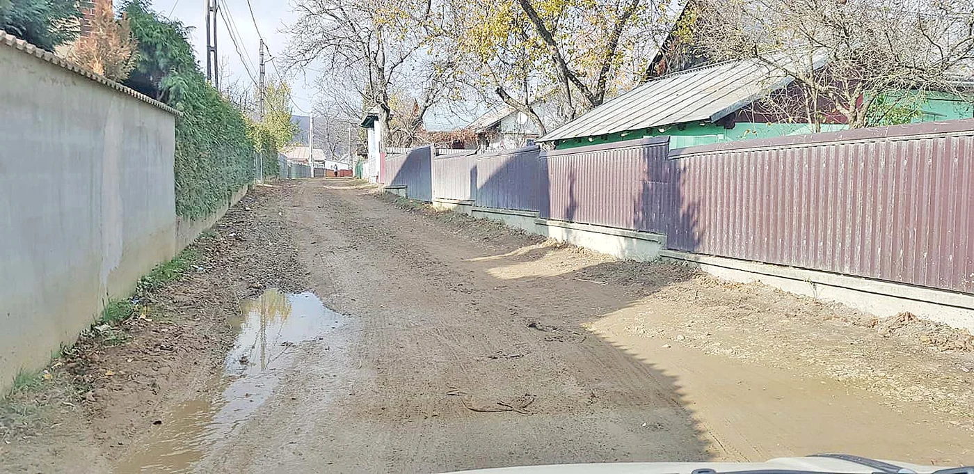 Una dintre uliţele neasfaltate ale satului