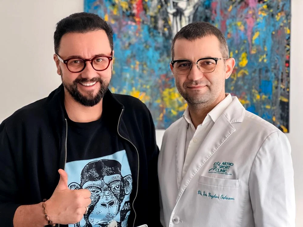 Cătălin Măruță zâmbește alături de medicul Ion Bogdan Codorean