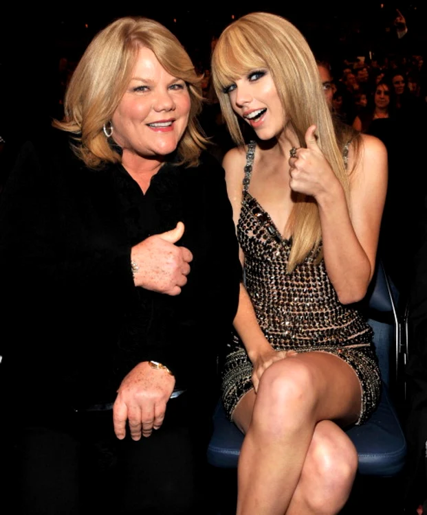 Taylor Swift este foarte apropiată de mama sa, care o însoțește și la evenimente