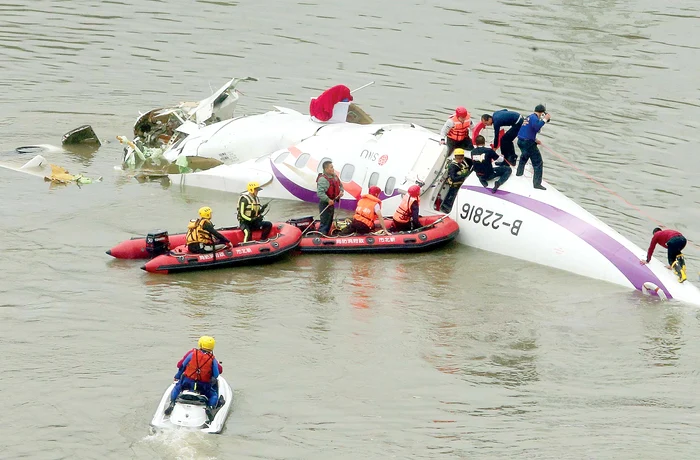 Tragedie aviatică în Taipei - 25 de morţi - 15 răniţi818 dispăruţiFoto: AFP / AP