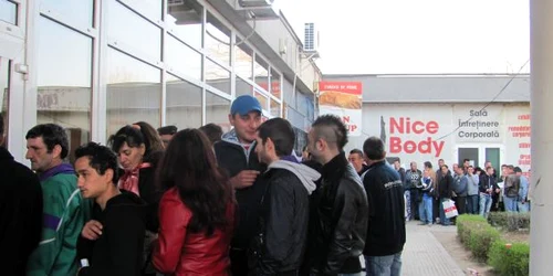 Sute de oameni au stat la coadă încă de la primele ore ale dimineţii