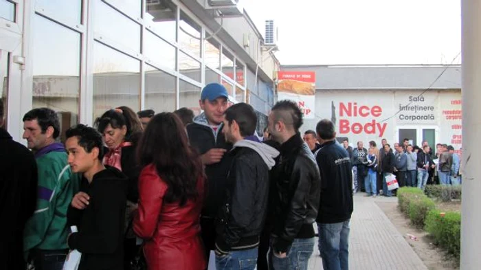 Sute de oameni au stat la coadă încă de la primele ore ale dimineţii 