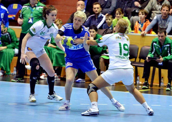Ramona Farcău (centru)