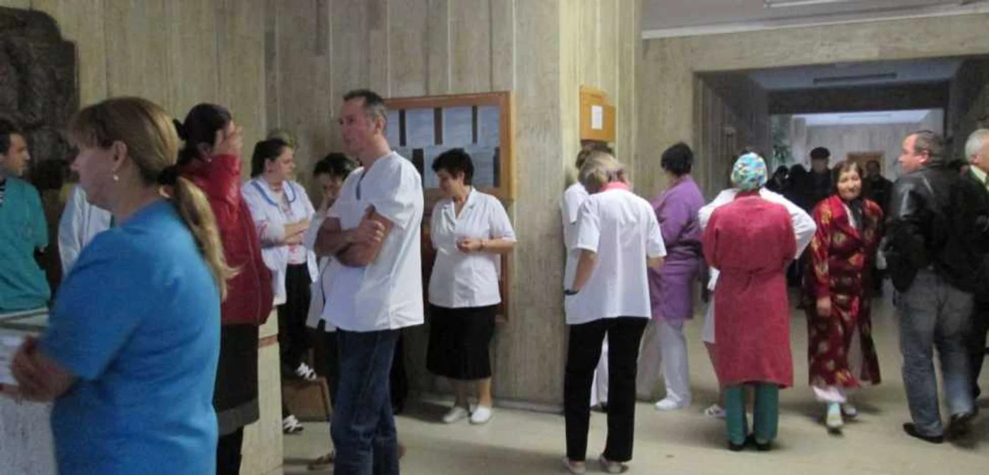 Personalul medical de la Spitalul Judeţean din Râmnicu Vâlcea a protestat timp de două ore. Foto Adevărul