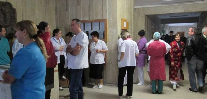 Personalul medical de la Spitalul Judeţean din Râmnicu Vâlcea a protestat timp de două ore. Foto Adevărul