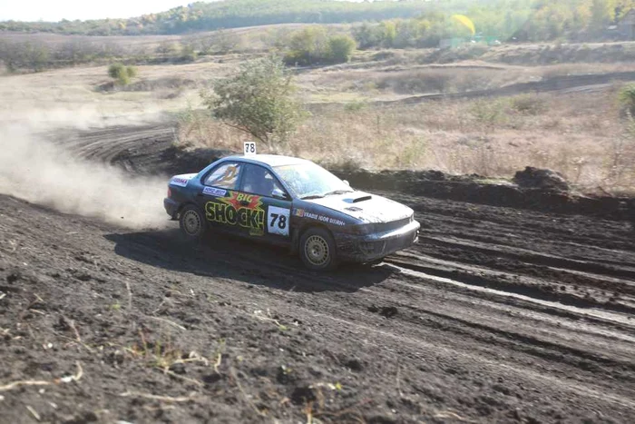 Pilotul Igor Vrabie la volanului unui Subaru preparat pentru autocross