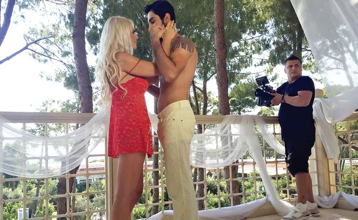 
    Adina a filmat împreună  cu un fotomodel  din Turcia  