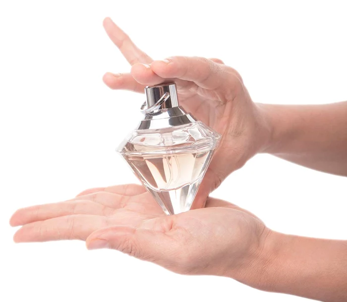 
    Katia Apalategui a elaborat o tehnică de reproducere  a mirosului unui om de la hainele pe care le-a purtat   