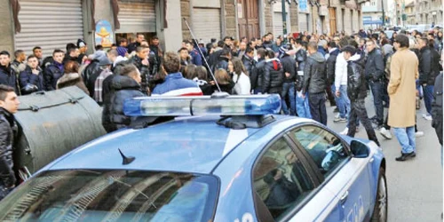 Italienii au manifestat în faţa casei din Torino a adolescentului român ucis 