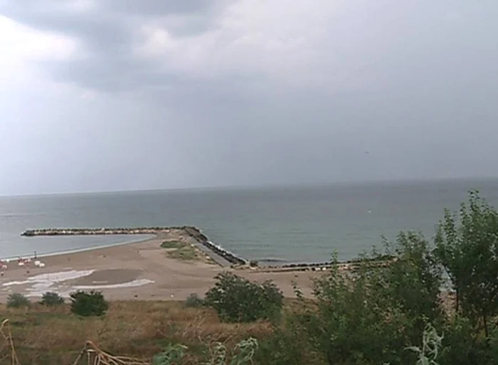 
    Vineri, va ploua toată ziua, la malul mării și va fi rece  