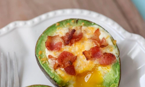 avocado copt cu oua si bacon jpeg