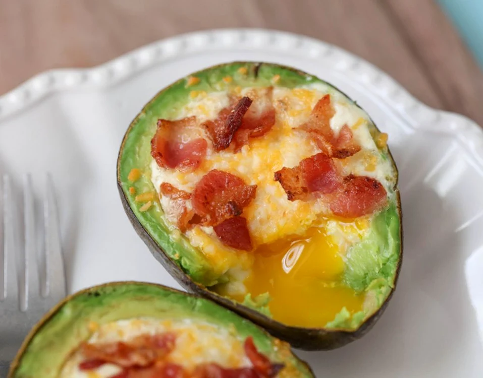 avocado copt cu oua si bacon jpeg