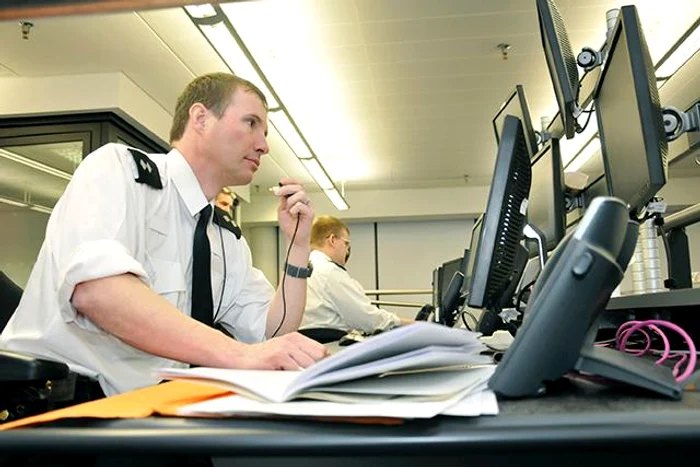 
    În loc să-l supravegheze pe deţinut, poliţiştii stăteau pe Facebook şi se uitau la filme porno  