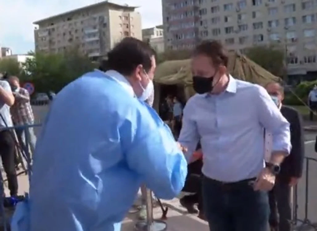 
    Premierul Florin Cîțu, la maratonul de vaccinare de la Sala PalatuluiFoto: Captură Video  