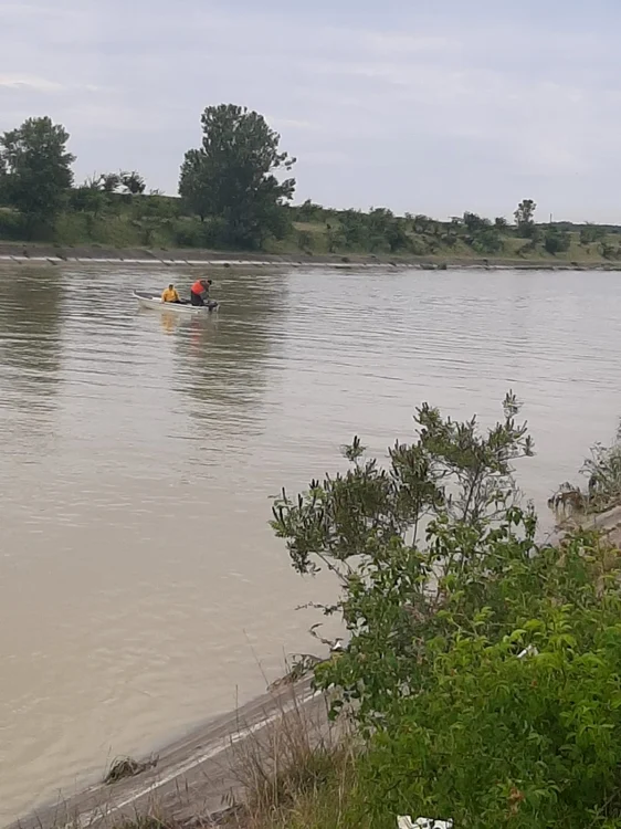 Echipajele de scafandri caută în Olt un vâlcean plecat la pescuit Foto Adevărul