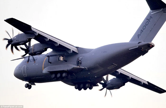 
    Tom Cruise şi-a riscat viaţa, zburând pe aripa avionului  