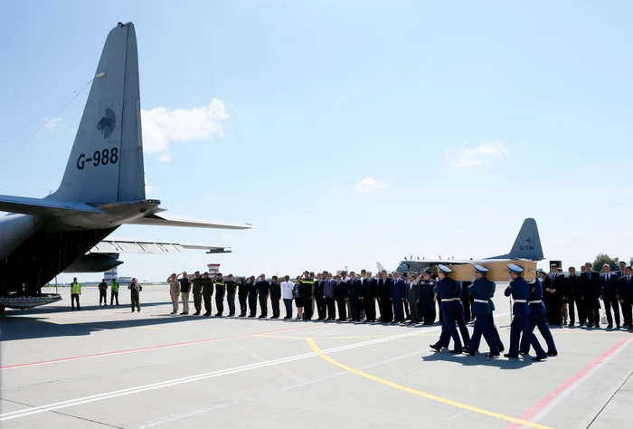 
    40 de sicrie cu trupurile pasagerilor ajung miercuri în Olanda (foto: Reuters)  