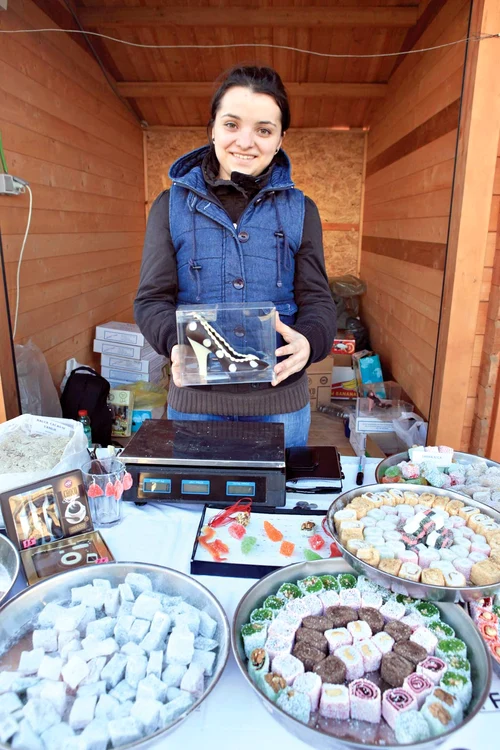 Poliţiştii au oferit mărţişoare şoferiţelor în zona Arcul de Triumf