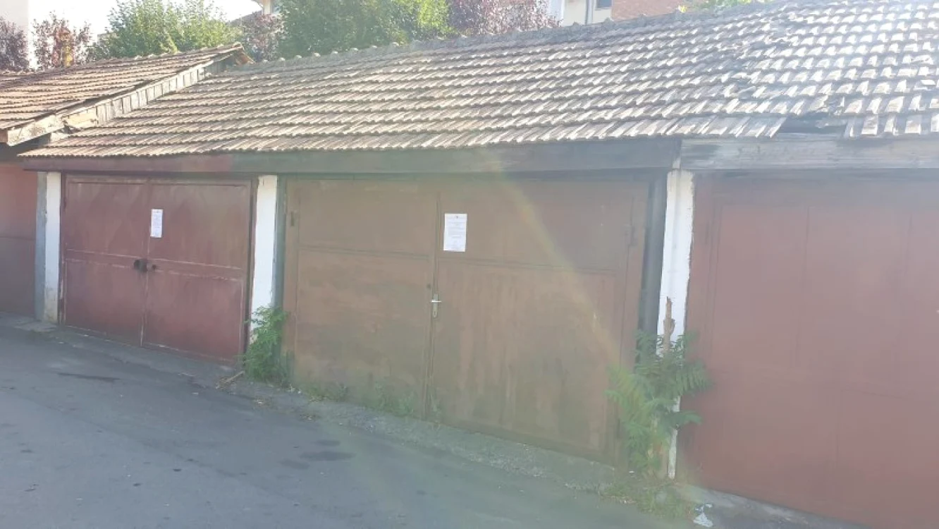 Proprietarii au fost anunţaţi că trebuie să-şi demoleze garajele. Foto: Primăria Alba Iulia
