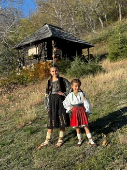 Fiicele Cezara și Olga s-au bucurat să apară în videoclipul părinților. foto: arhivă personală