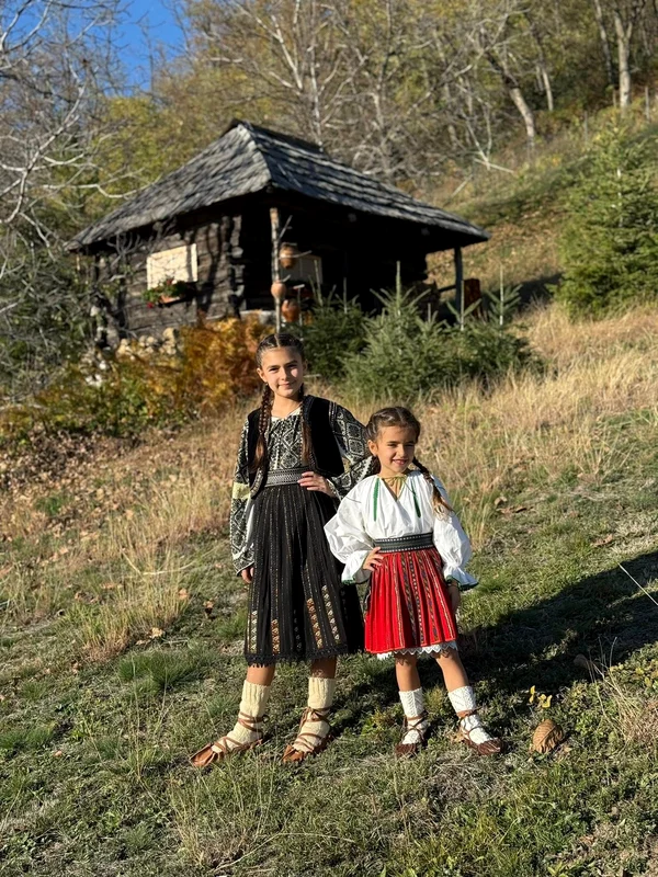Fiicele Cezara și Olga s-au bucurat să apară în videoclipul părinților. foto: arhivă personală