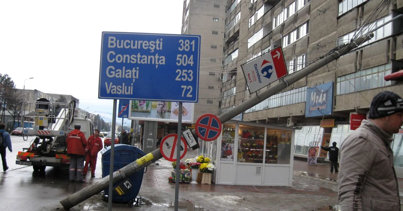 Stâlpul de iluminat se sprijină în cablurile de tensiune
