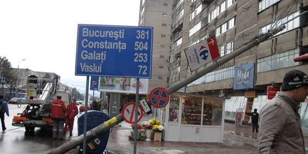 Stâlpul de iluminat se sprijină în cablurile de tensiune