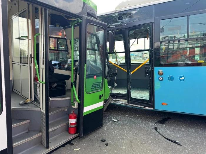 Impact violent între un tramvai și un autobuz în Capitală.