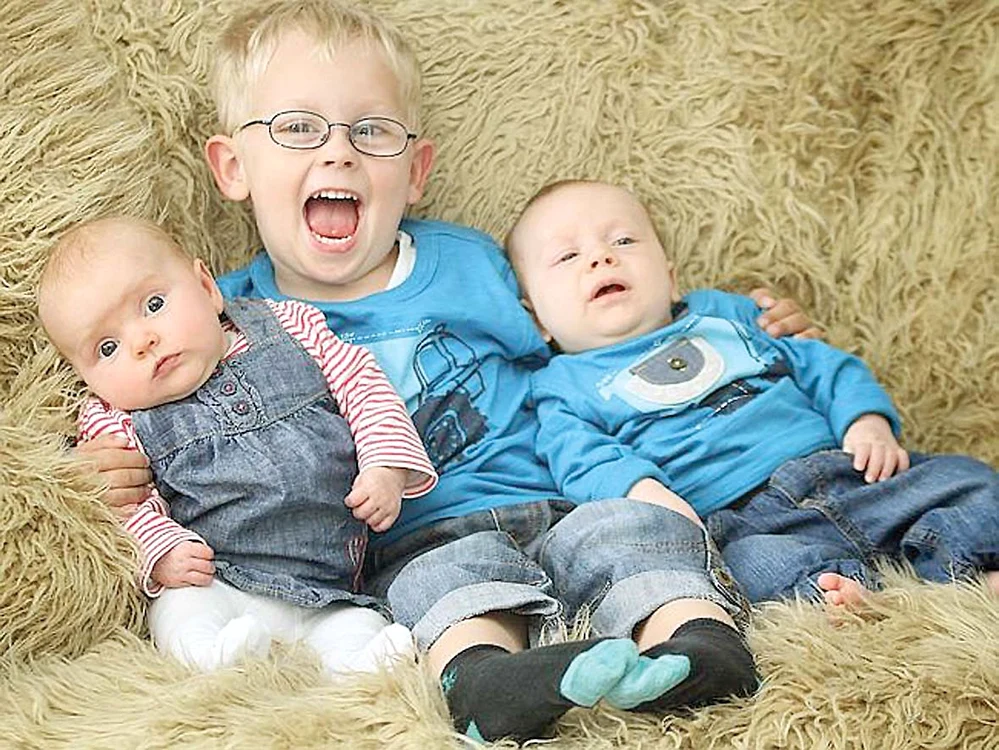 Incredibil! Între George şi frăţiorii lui există o diferenţă de 3 ani