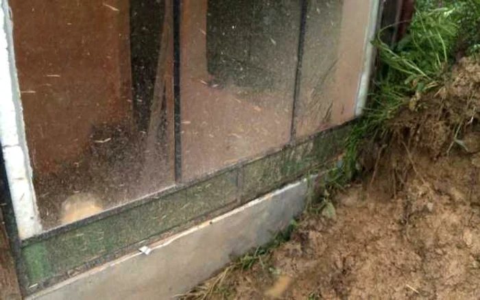 O casă din Bărbuleţu, înghiţită de alunecări. „Casa era plină de mâl”