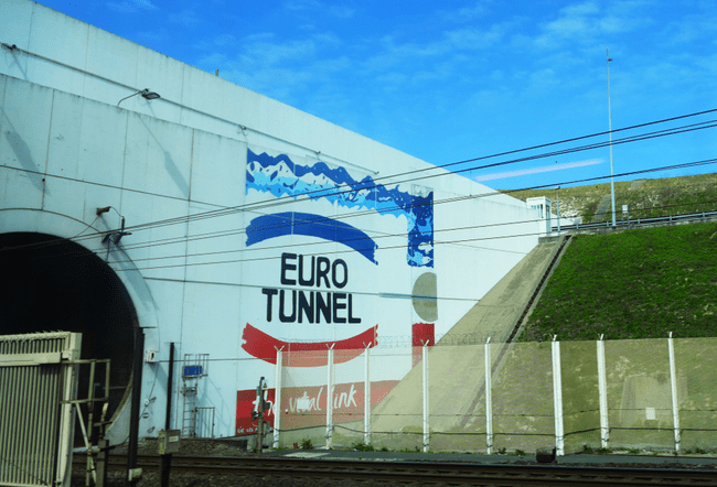 Zeci de persoane au rămas blocate în tunelul de sub Canalul Mânecii, după o problemă la un tren FOTO VIDEO